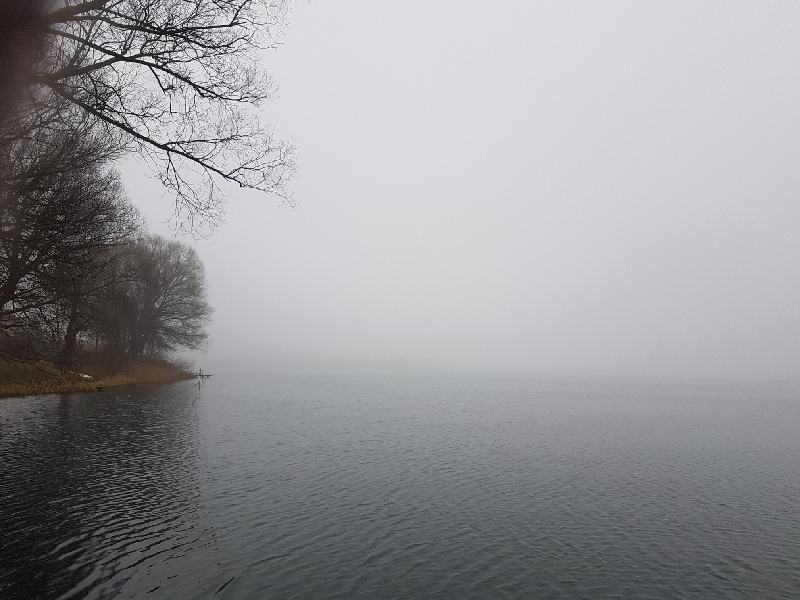 jezioro radunskie we mgle